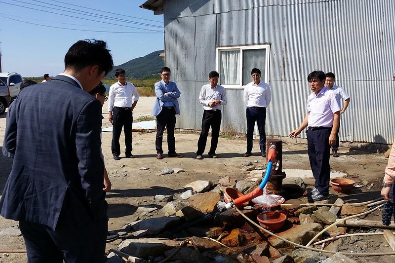 공모사업_선정을_위해_삼산온천체험시설_현장을_설명하고_있다