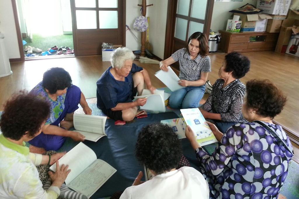 경로당에서_도로명주소_안내_사전을_배포하고_있다