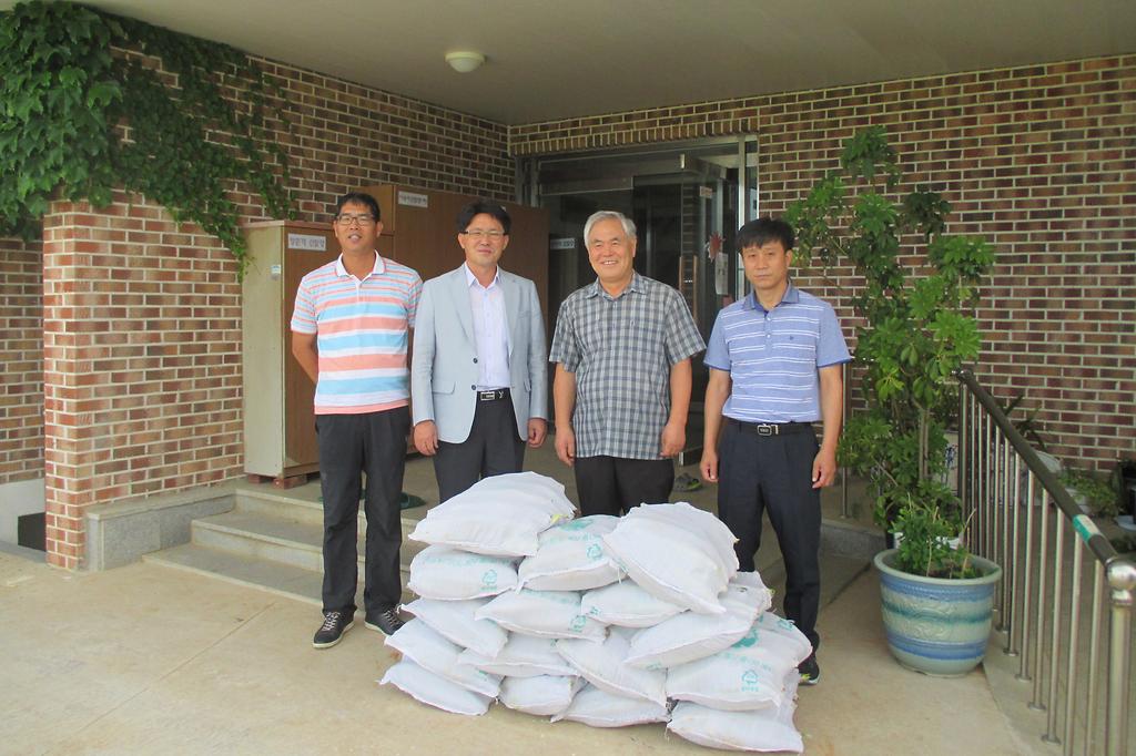 교동면에서_샬롬원에_사랑의_옥수수를_전달하고_있다