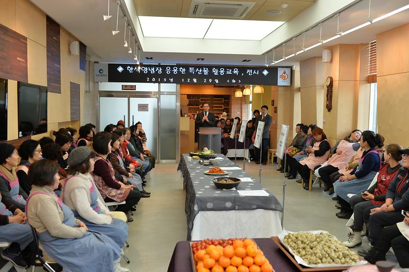 한식양념장을_활용한_응용메뉴_전시회에서_강화군수가_격려사를_하고_있다