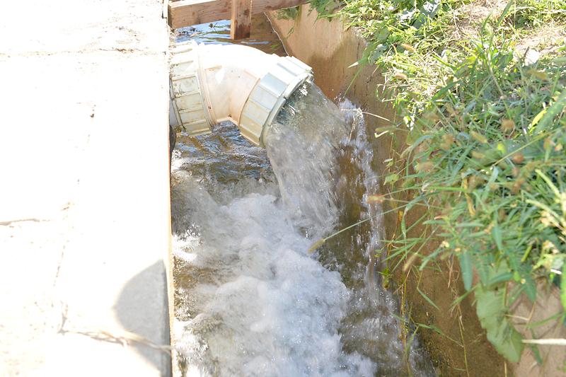 하수종말처리장_처리수를_강화읍_월곳리_농업용수_관로로_공급하고_있다