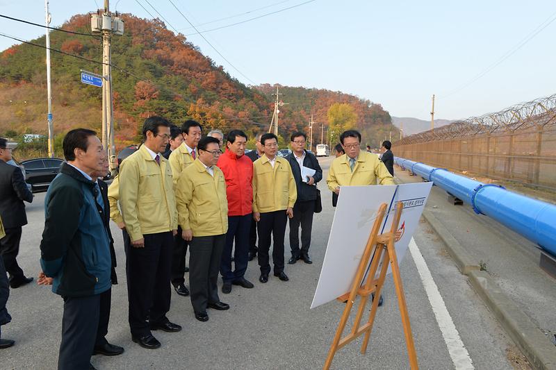 이동필_농식품부_장관이_임시관로사업에_대한_설명을_듣고_있다