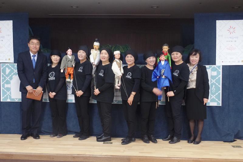인형극「정선_아리랑」공연을_마친_아라리_인형의_집_극단