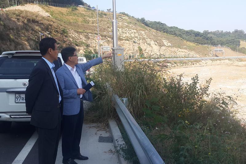 이상복_군수가_강화일반산업단지를_현장을_살펴보고_있다