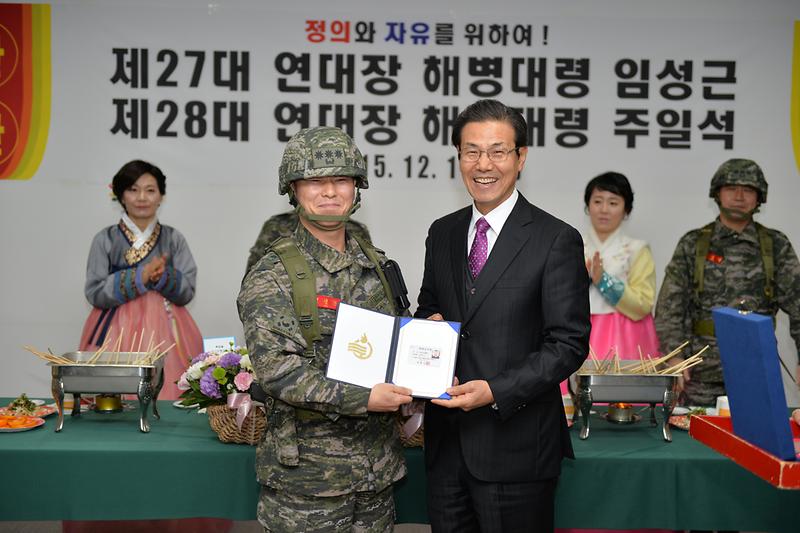 이상복_군수가_임성근_해병대_제5연대장에게_명예군민증을_수여하고_함께_환하게_웃고_있다