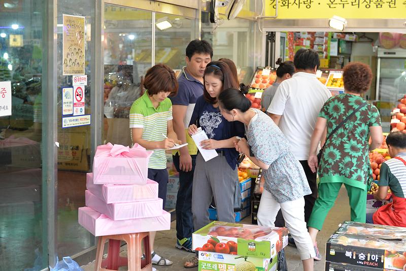 재래시장에서_강화사랑상품권을_이용해_장을_보고_있다