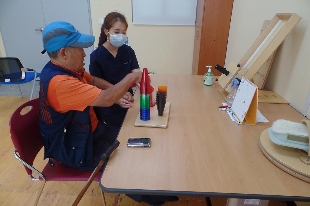 장애인복지관에서_작업치료를_실시하고_있다