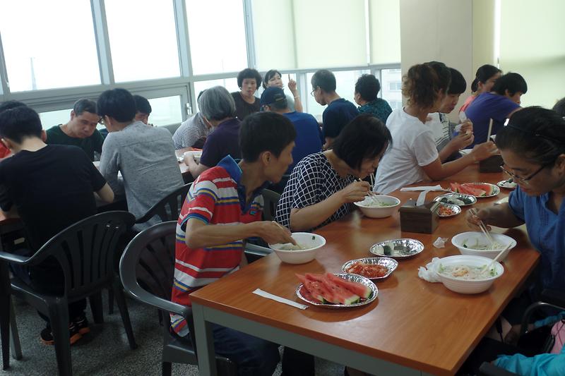 장애우_가족들이_국수를_맛있게_먹고_있다