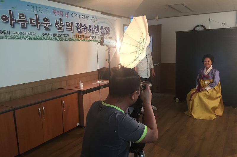 장수사진을_촬영하고_있다