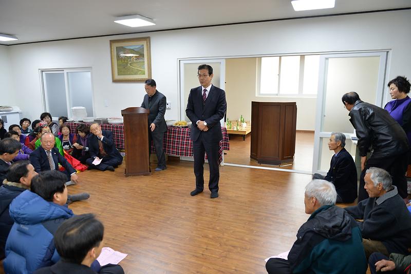 정하_경로당_준공기념식에서_이상복_군수가_축사를_하고_있다