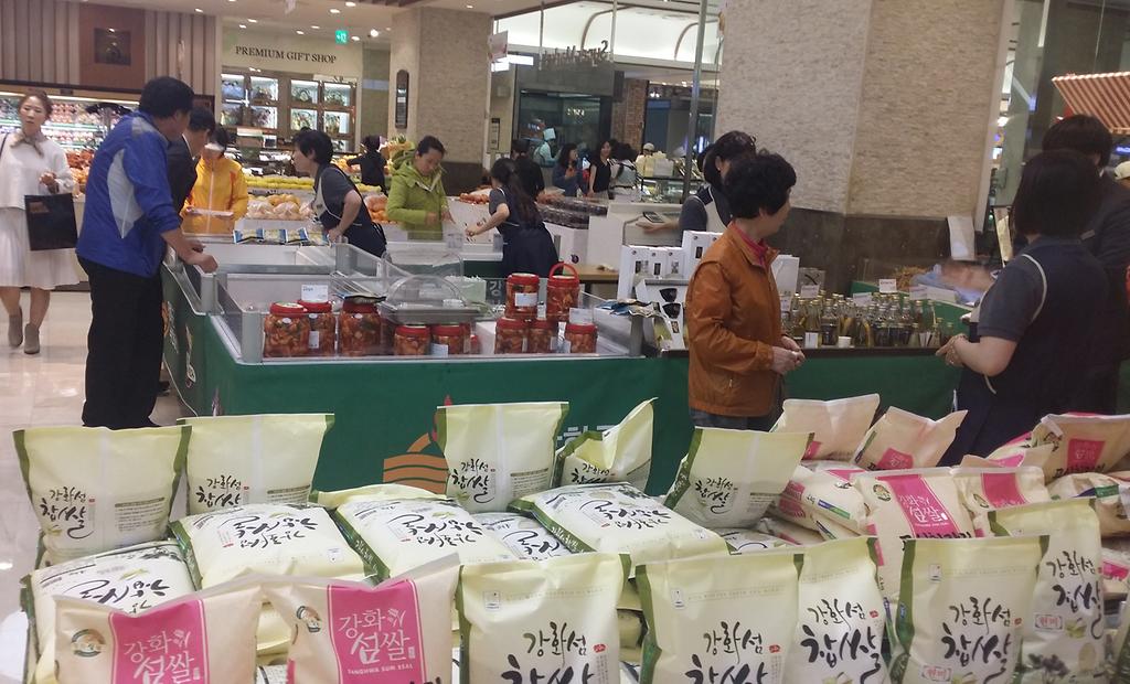 롯데백화점_건대스타시티점에서_강화농특산물_판매행사를_열고_있다