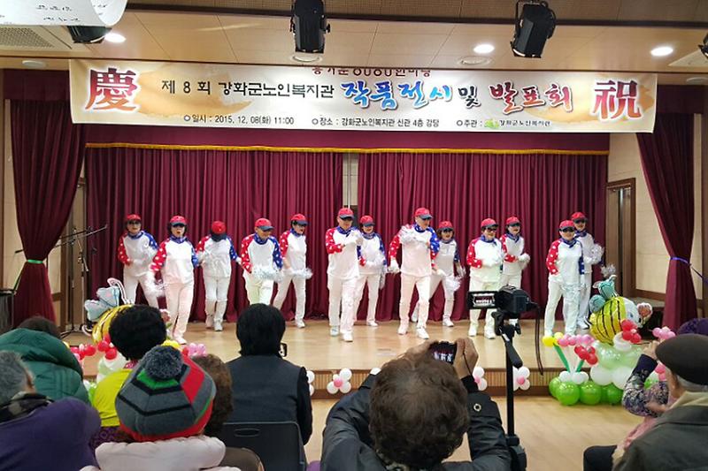 무대에서_1년간_배운_재능을_뽐내고_있다