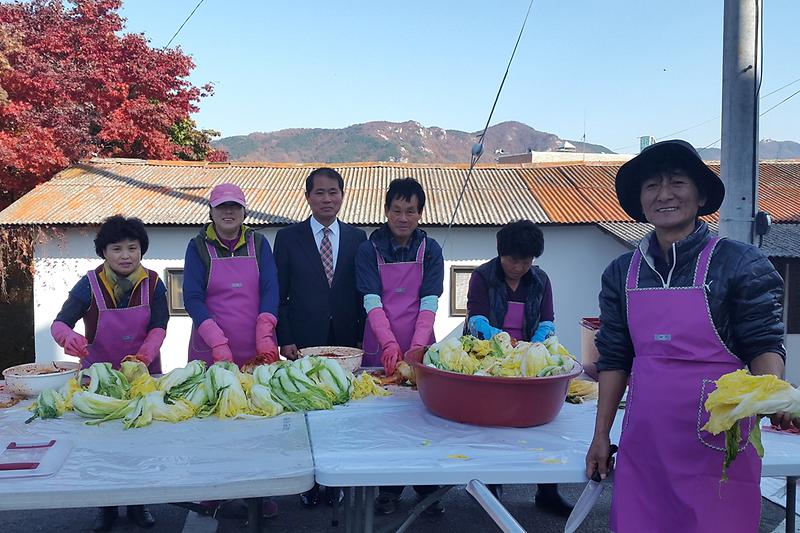 내가면_주민자치위원회가_김치를_담그고_있다