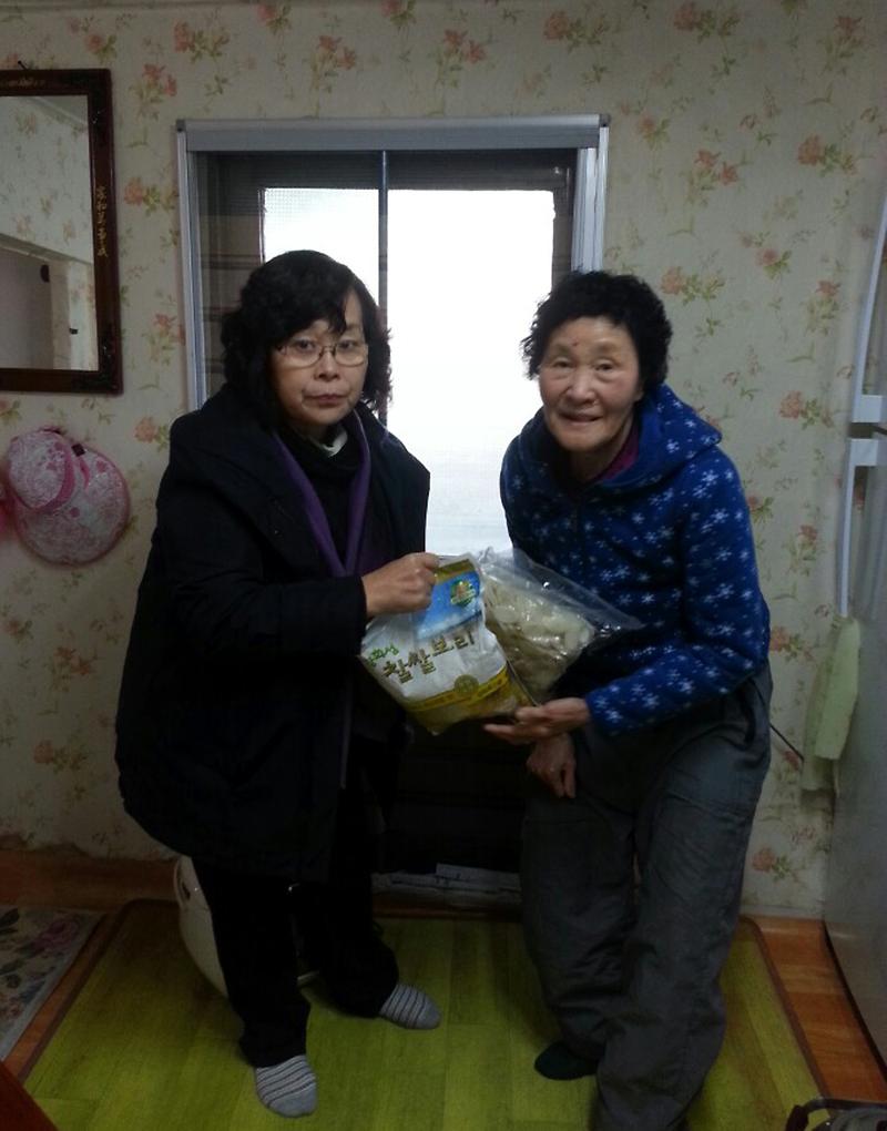 내가면_사회보장협의체가_가래떡과_보리쌀을_전달하고_있다