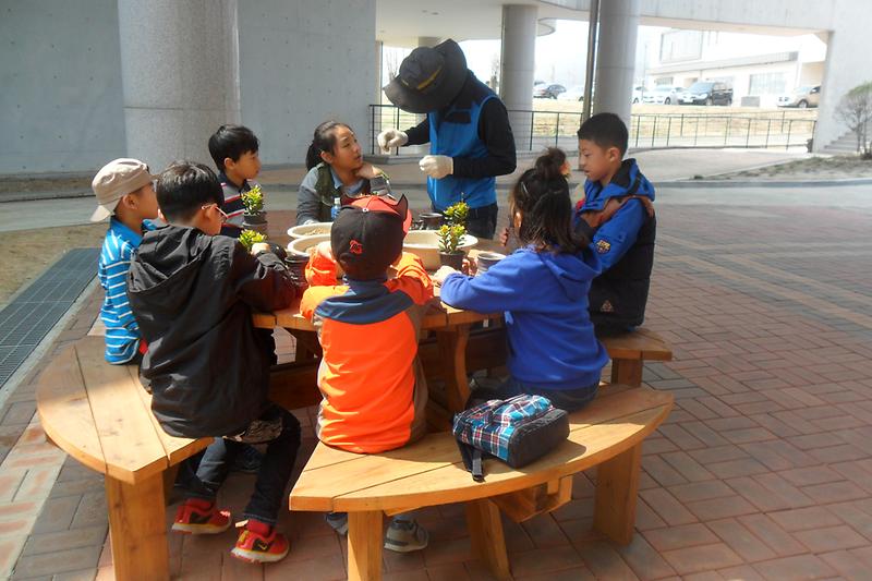 나만의_다육식물_화분만들기_체험을_하고_있는_어린이들