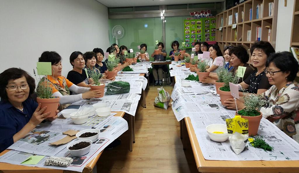 노인돌보미가_“가가호호_꽃향기”_교육을_받고_있다