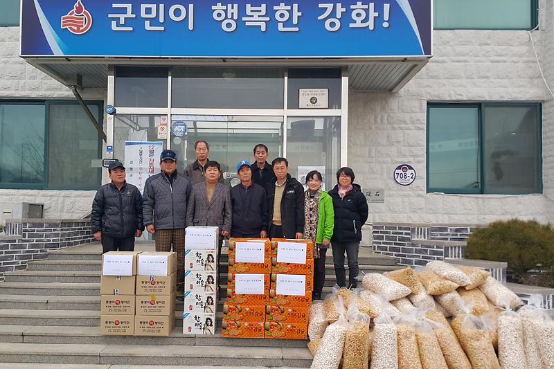 노인을생각하는모임에서_경로당_물품_전달_전_기념촬영을_하고_있다