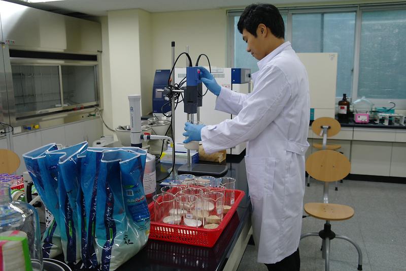 농산물안전성분석실에서_잔류농약_분석을_하고_있다