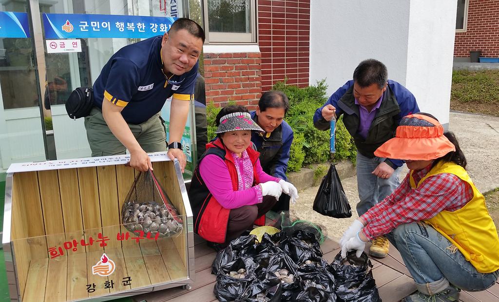 서도면_사회복지위원회에서_희망바구니에_백합을_기부하고_있다