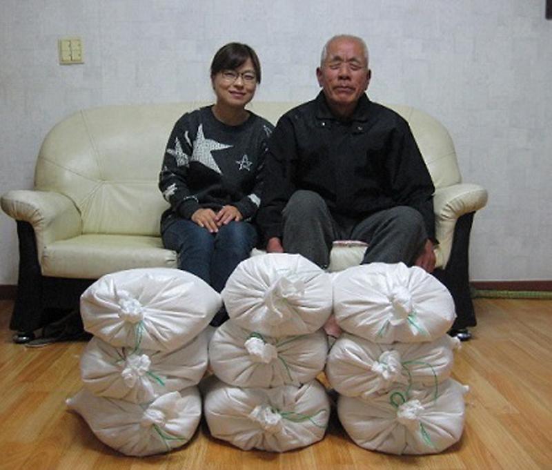 시각장애인_구자한씨가_쌀을_전달하고_있다