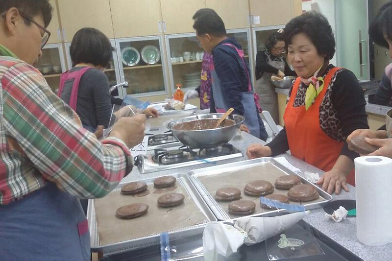 속노랑고구마_초코파이를만들고_있다