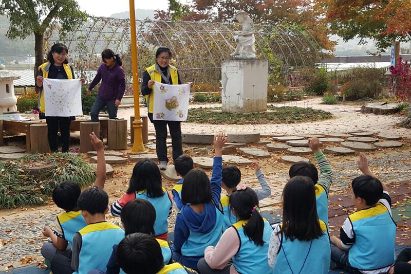송해초등학교에서_학생들이_나만의_손수건_만들기를_하고_있다