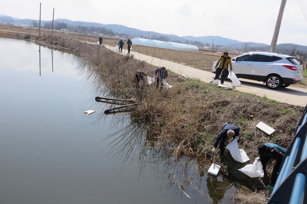 송해면_노인회_봄맞이_하천_환경_정화활동_사진