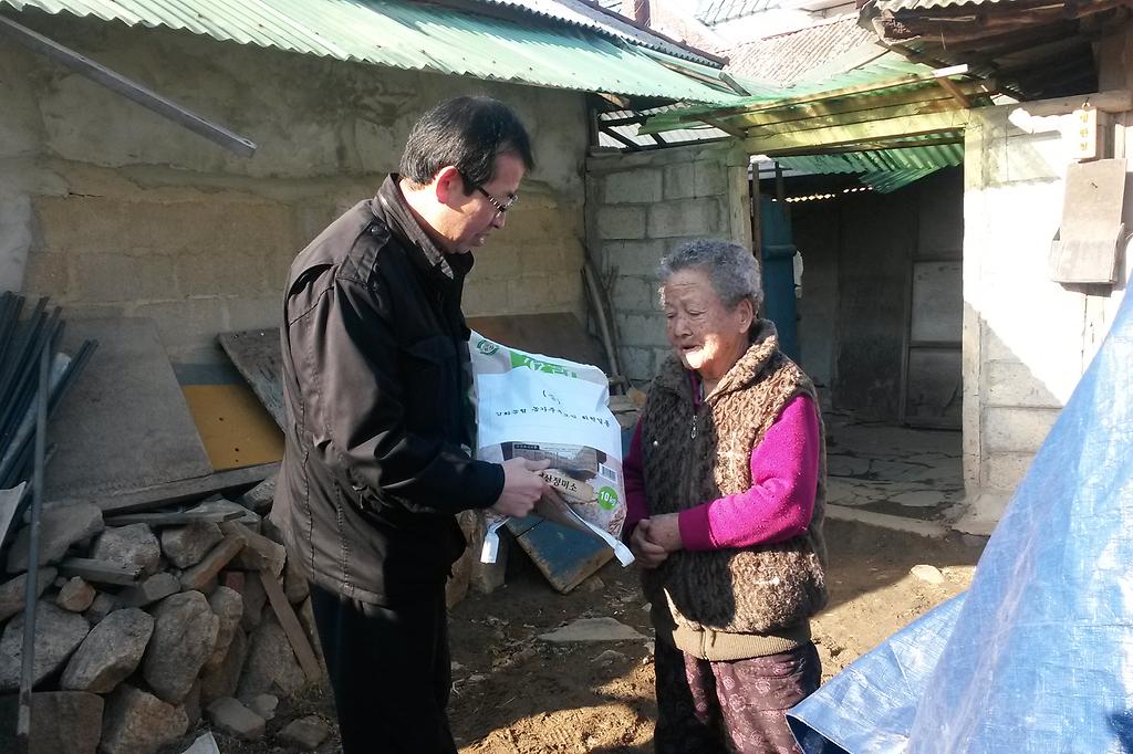송해면장_쌀_전달_사진