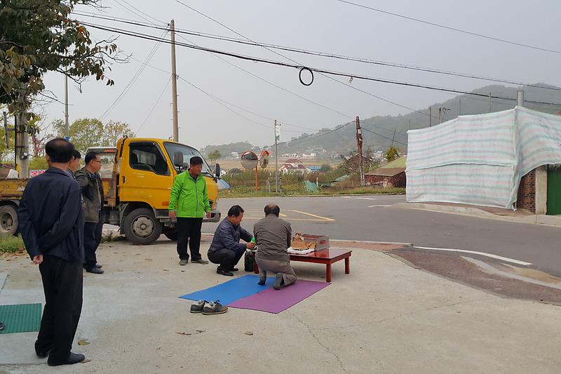 양도면이장단장이_건축물의_안전한_철거와_양도면의_안녕을_기원하고_있다