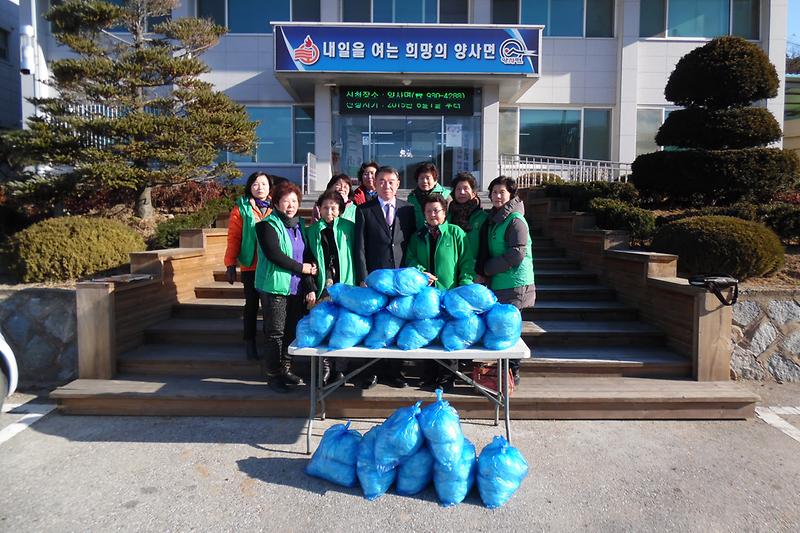 양사면_부녀회가_사랑의_떡을_전달하고_있다