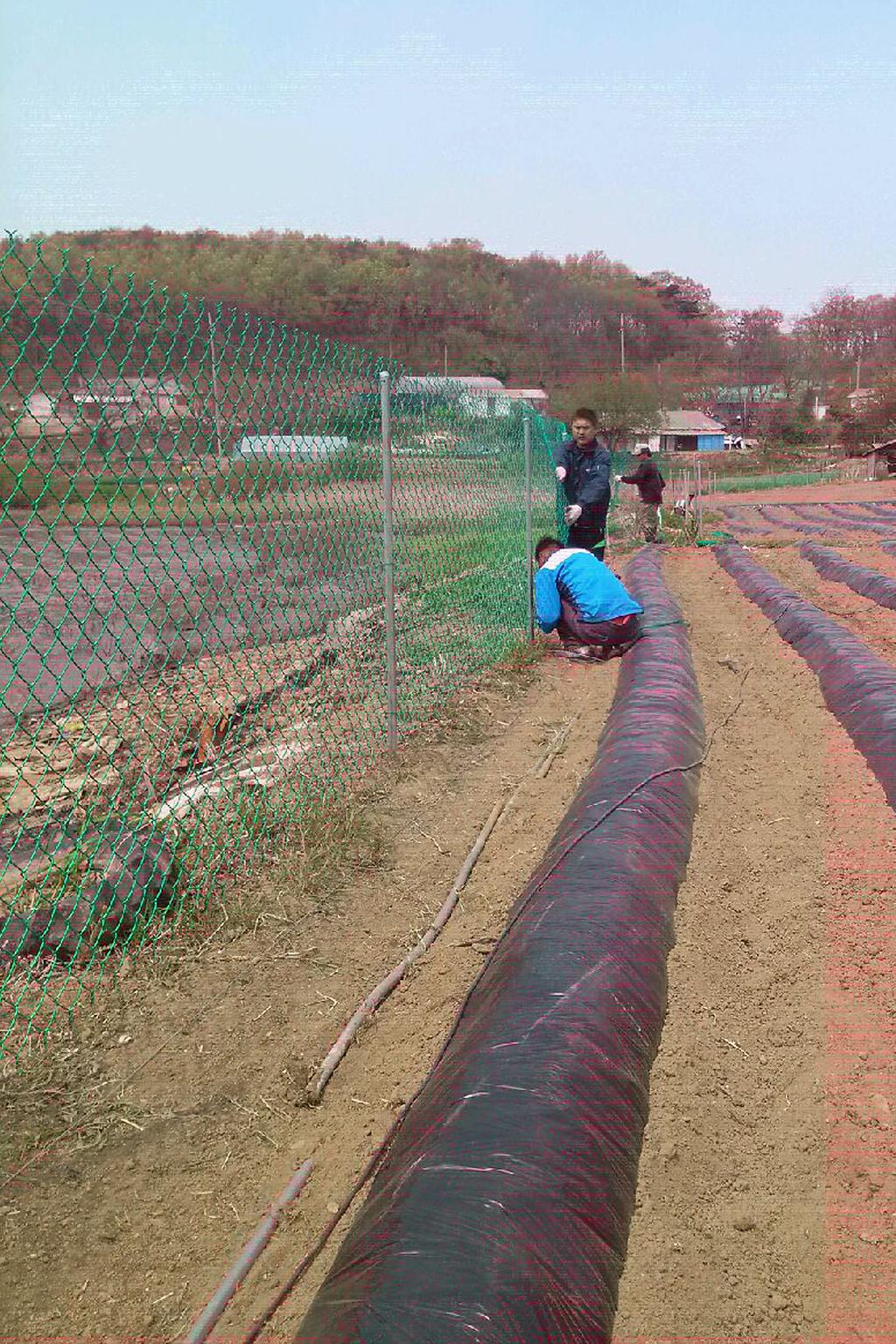 야생동물_피해를_예방하기_위해_방조망을_설치하고_있다