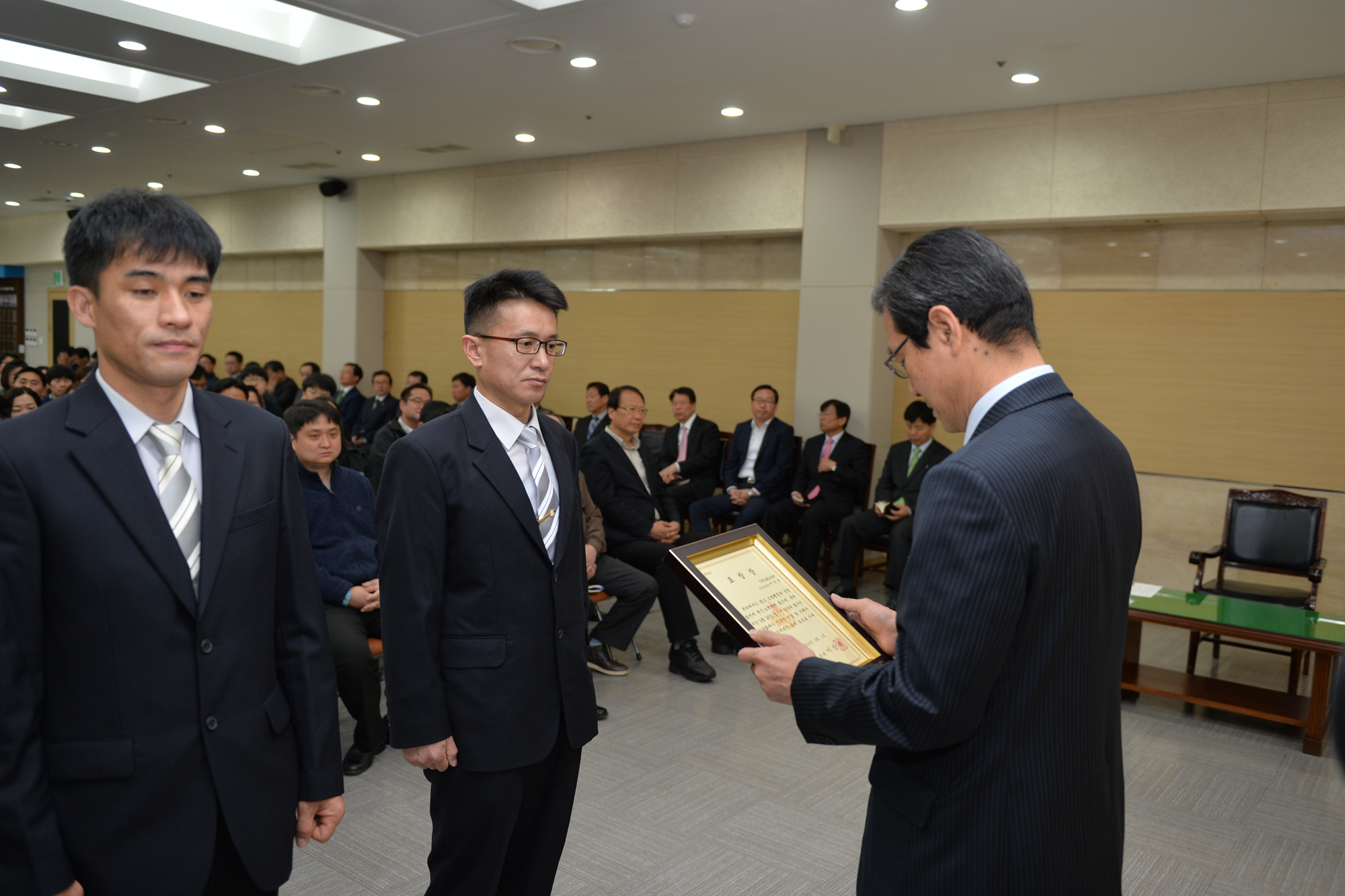 이상복_강화군수가_강화소방서_관계자에게_산불_방화범_검거_유공_표창을_수여하고_있다