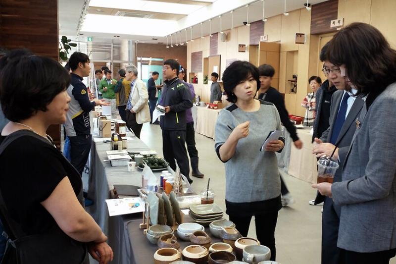 1인_창조기업이_상담을_하고_있다1