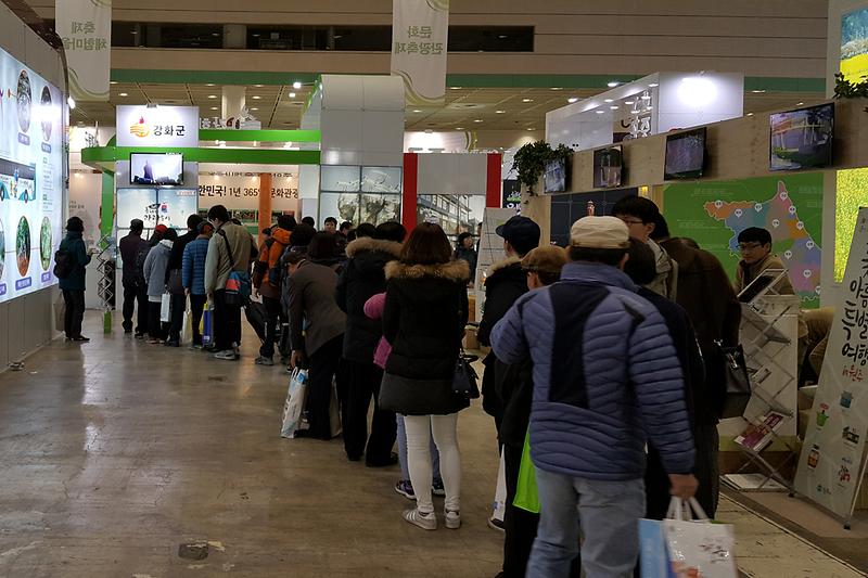 2016_내나라_여행박람회_강화군_홍보관에_관람객이_줄을_서고_있다
