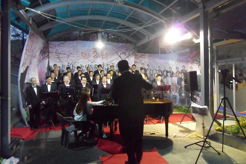 아버지_합창단이_정기공연을_펼치고_있다
