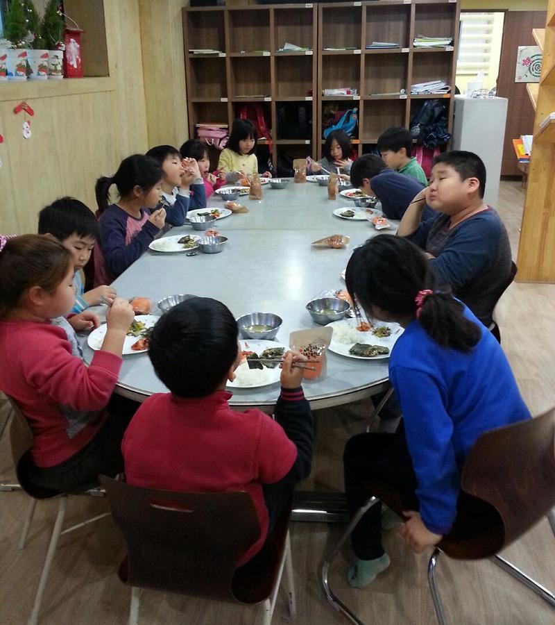 아이들이_아동급식을_맛있게_먹고_있다