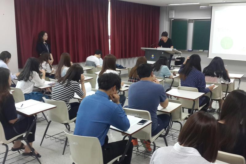 안양대학교_자원봉사활동_평가회를_실시하고_있다