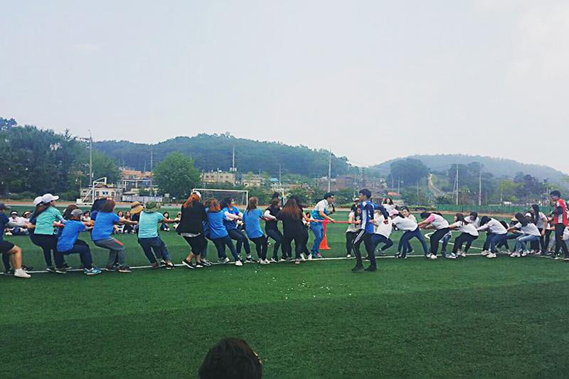 보육교직원_한마음_대회에서_줄다리기를_하고_있다