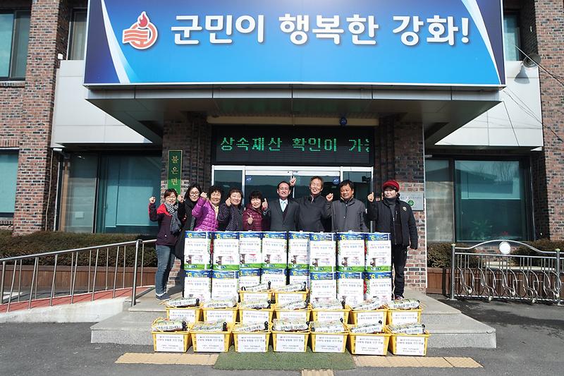 불은면_지역사회보장협의체_위원들이_나눔_행사에서_행복한_미소를_짓고_있다