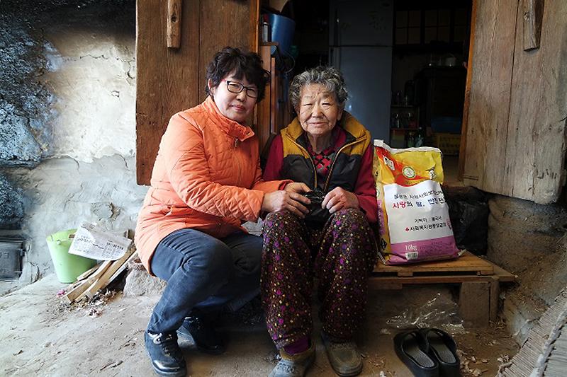 불은면_지역사회보장협의체에서_쌀을_전달하고_있다