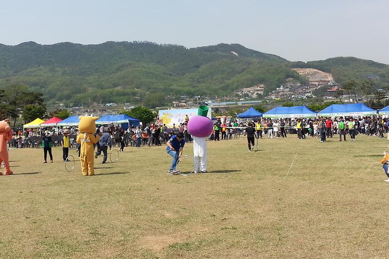캐릭터와_함께_굴렁쇠굴리기_시합을_하고있다