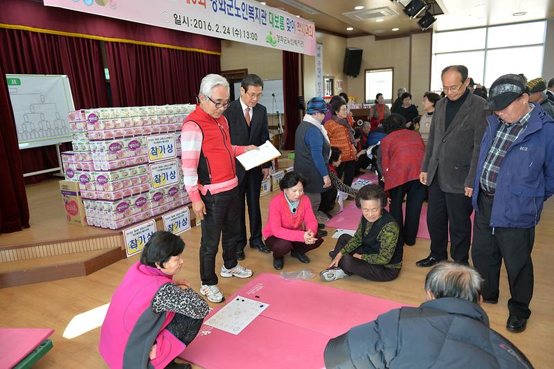 척사대회에서_윷놀이_한판을_벌이고_있다