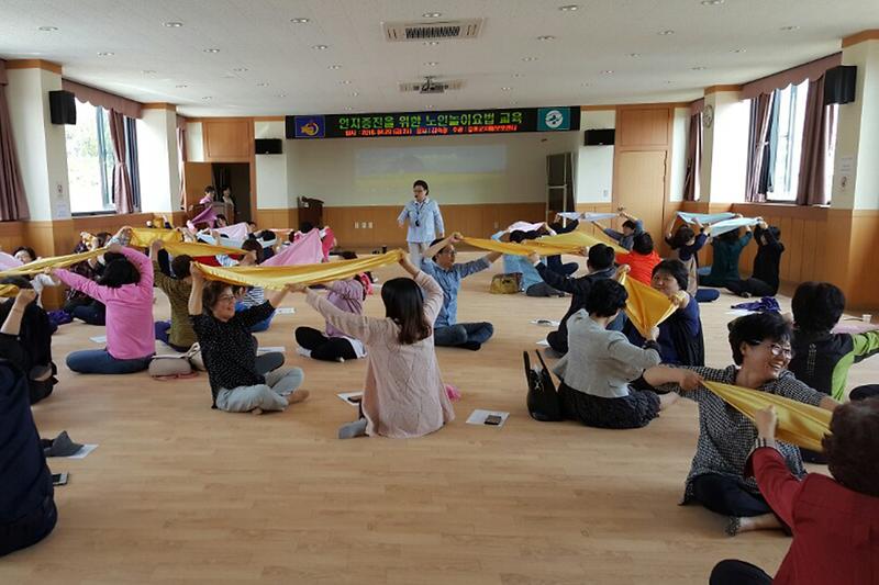 치매예방_노인놀이요법_교육을_실시하고_있다