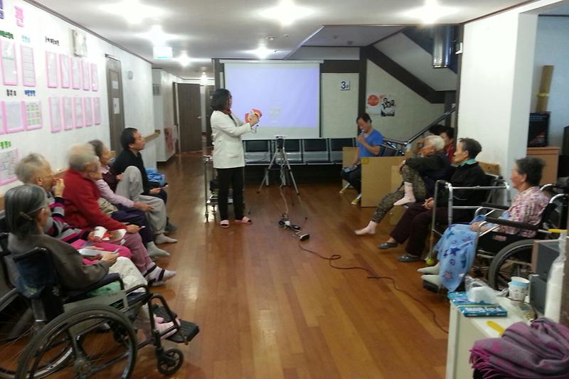 어르신들에게_올바른_양치방법을_설명하고_있다
