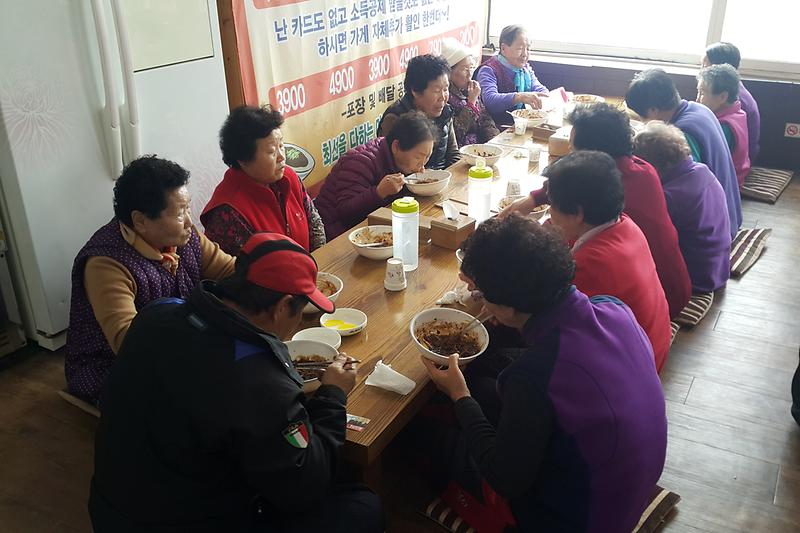 어르신들이_자장면을_드시고_있다