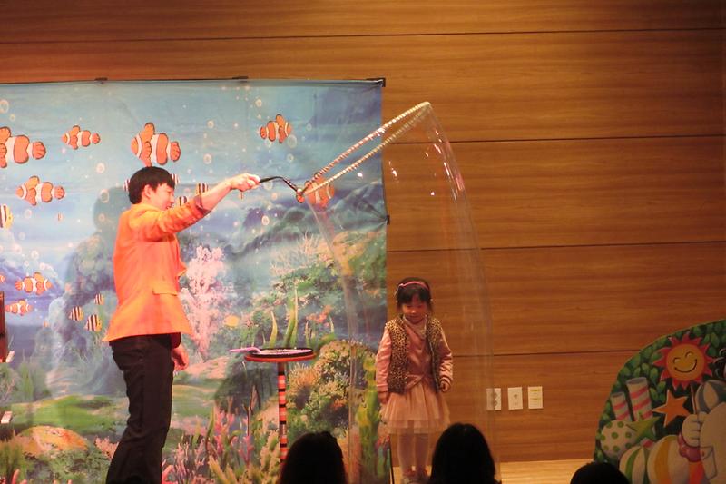 강화도서관에서_공연을_펼치고_있다