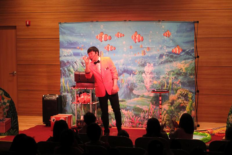 강화도서관에서_공연을_펼치고_있다_1