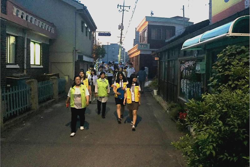 강화읍_일원에서_‘다_같이_한바퀴’_안전_방범_봉사활동을_실시하고_있다