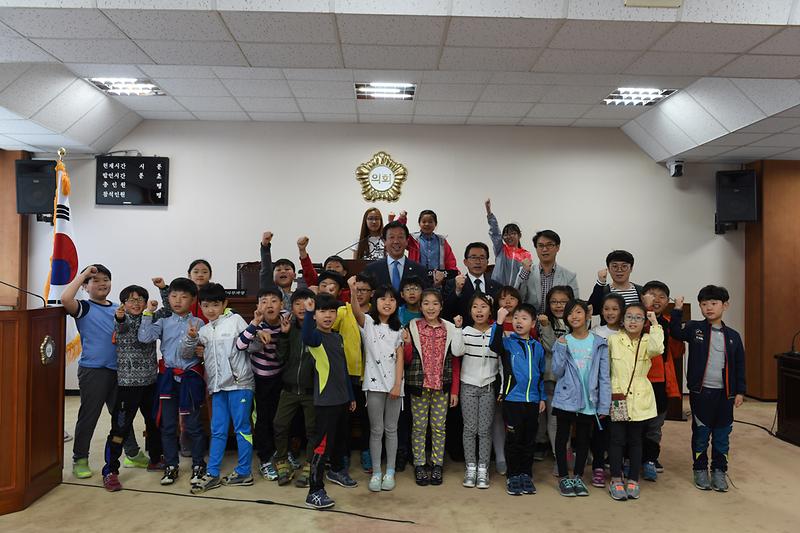 강화군_의회학교에_참석한_합일초교_학생들이_파이팅을_외치고_있다