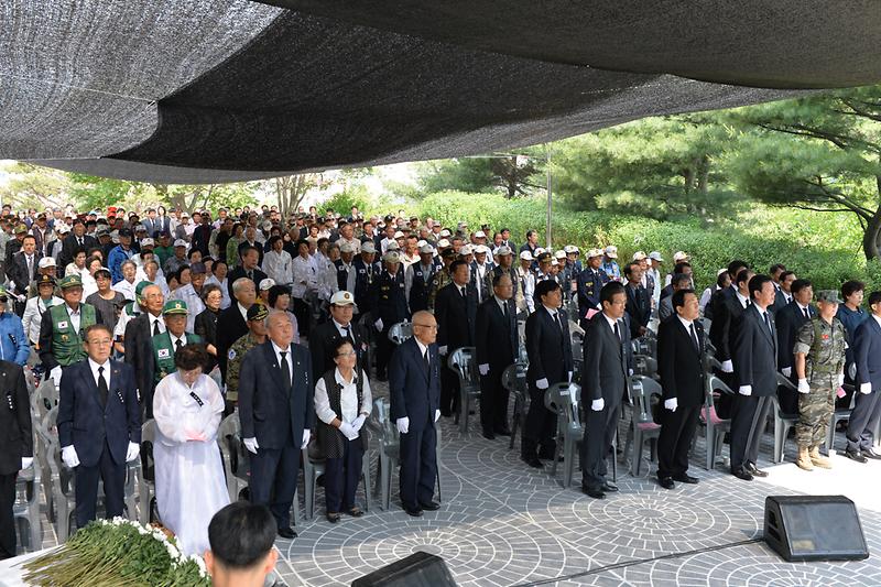 강화군보훈단체_회원들이_강화읍_견자산_현충탑에서_현충일_추모식을_거행하고_있다